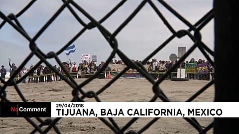 Centenas de migrantes à espera de entrar nos Estados Unidos