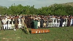 Último adiós a las víctimas del doble atentado suicida del miércoles en Kabul