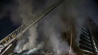 Rauchschwaden nach dem Brand eines 26-stöckigen Gebäudes.