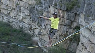 Des slackliners jouent les funambules en Russie