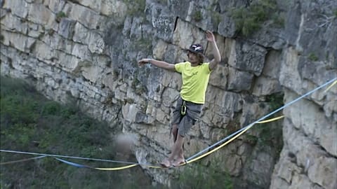 Des slackliners jouent les funambules en Russie