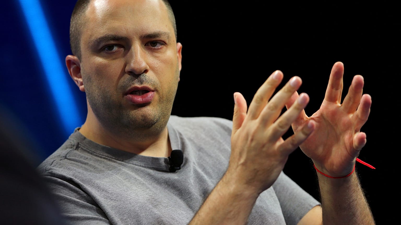 Jan Koum, co-fondatore di Whatsapp, ad una convention a Laguna Beach (2016)