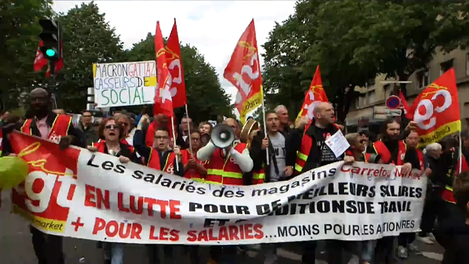 Macron'un politikaları Paris'te protesto edildi