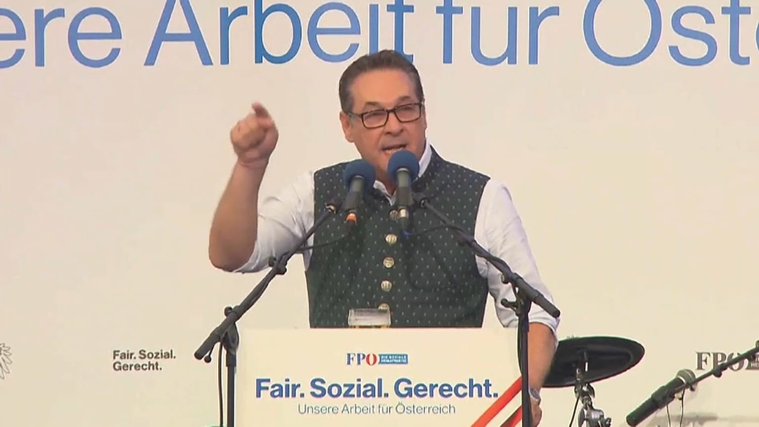 Strache lästert im Bierzelt gegen Kern: "SPÖ Partei des Islam"