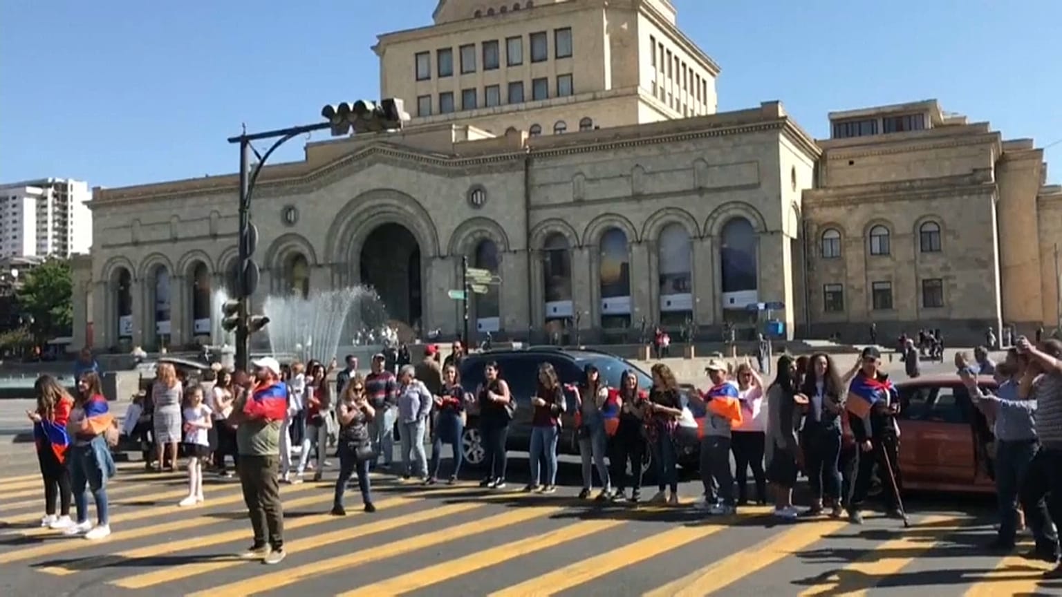 Ermenistan'da Paşinyan taraftarları ulaşımı bloke etti