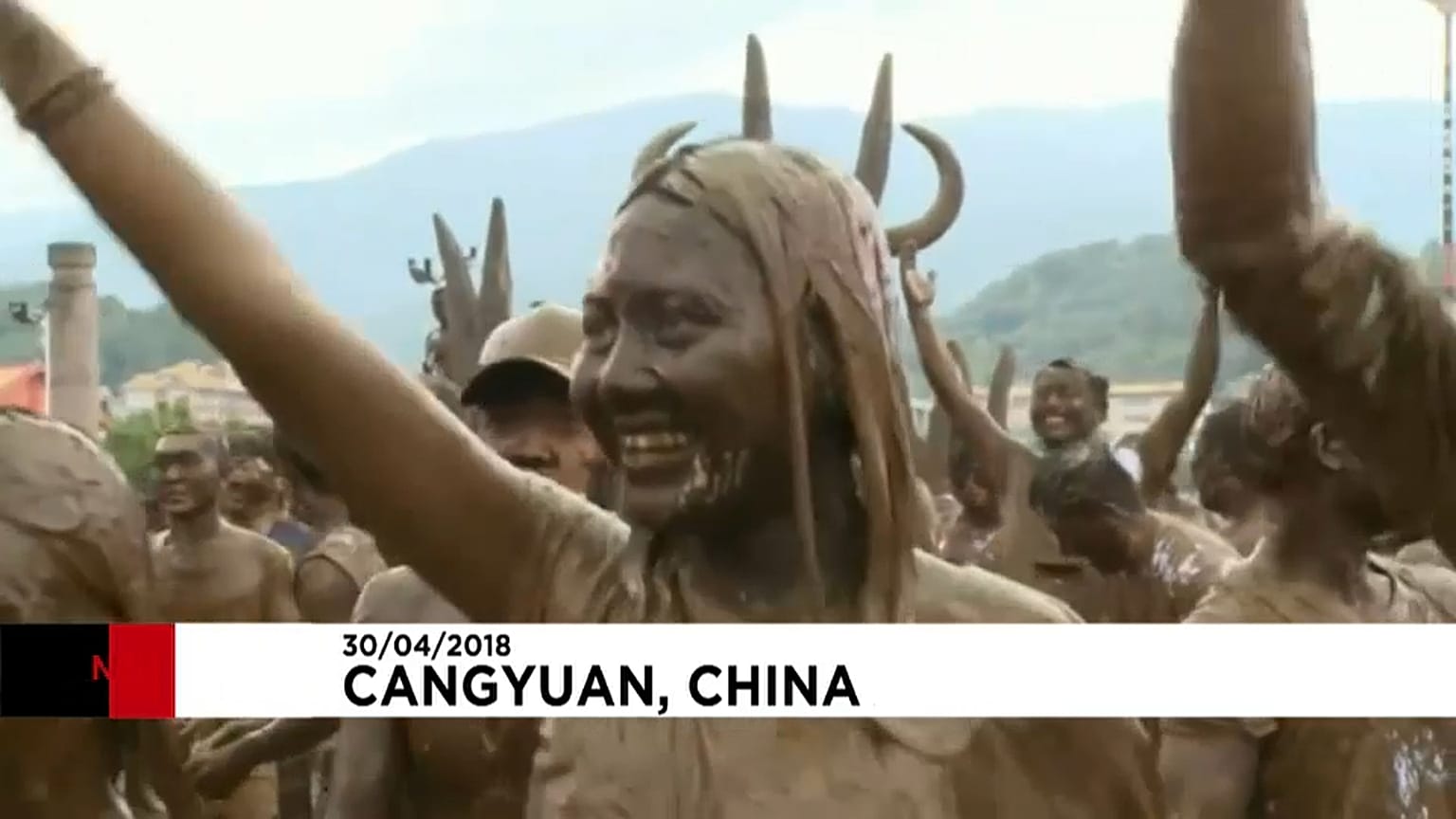 Chine : couverts de boue pour le carnaval 
