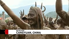 Chine : couverts de boue pour le carnaval 