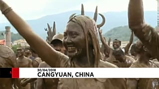 Chine : couverts de boue pour le carnaval 