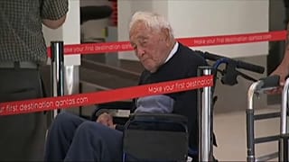 David Goodall wartet am Flughafen