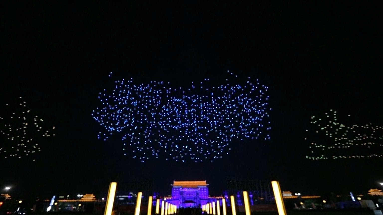 Des essaims de drones illuminent une ville chinoise