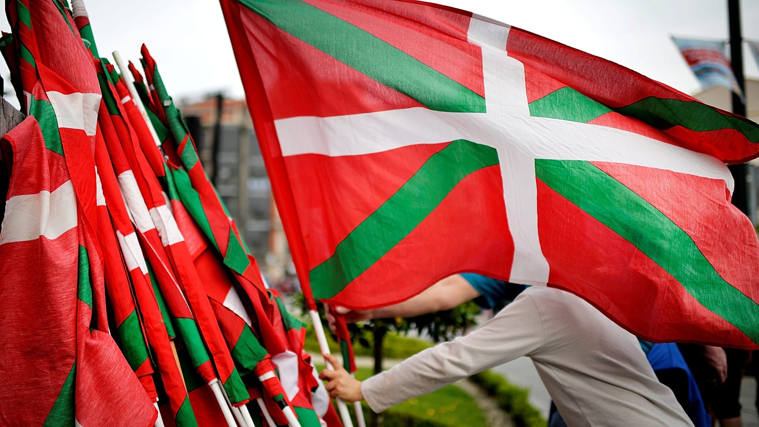Spagna: L'ETA annuncia il suo scioglimento
