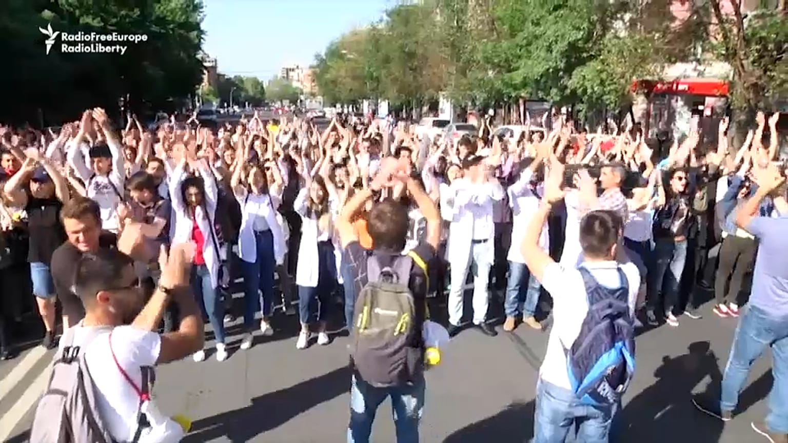 Ереван: студенты перекрыли движение