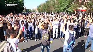 Ереван: студенты перекрыли движение