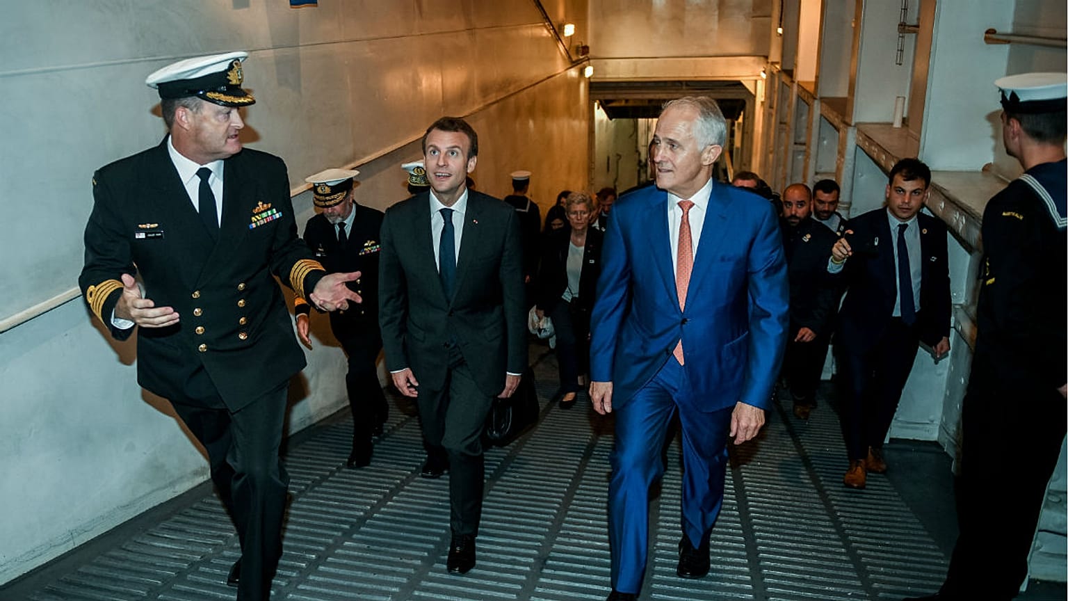 Emmanuel Macron az ausztrál HMAS Canberra fedélzetén május 2-án 