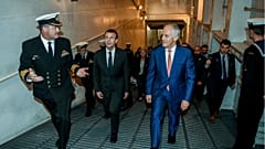 Emmanuel Macron az ausztrál HMAS Canberra fedélzetén május 2-án 