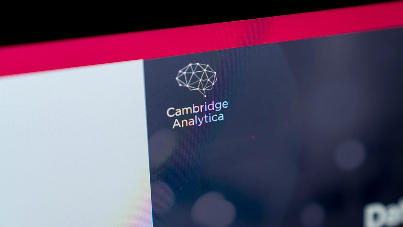 Facebook ile adı skandala karışan Cambridge Analytica firması kapanıyor