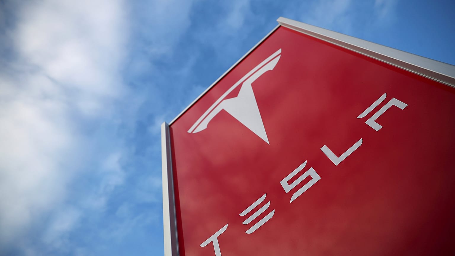 Tesla терпит рекордные убытки