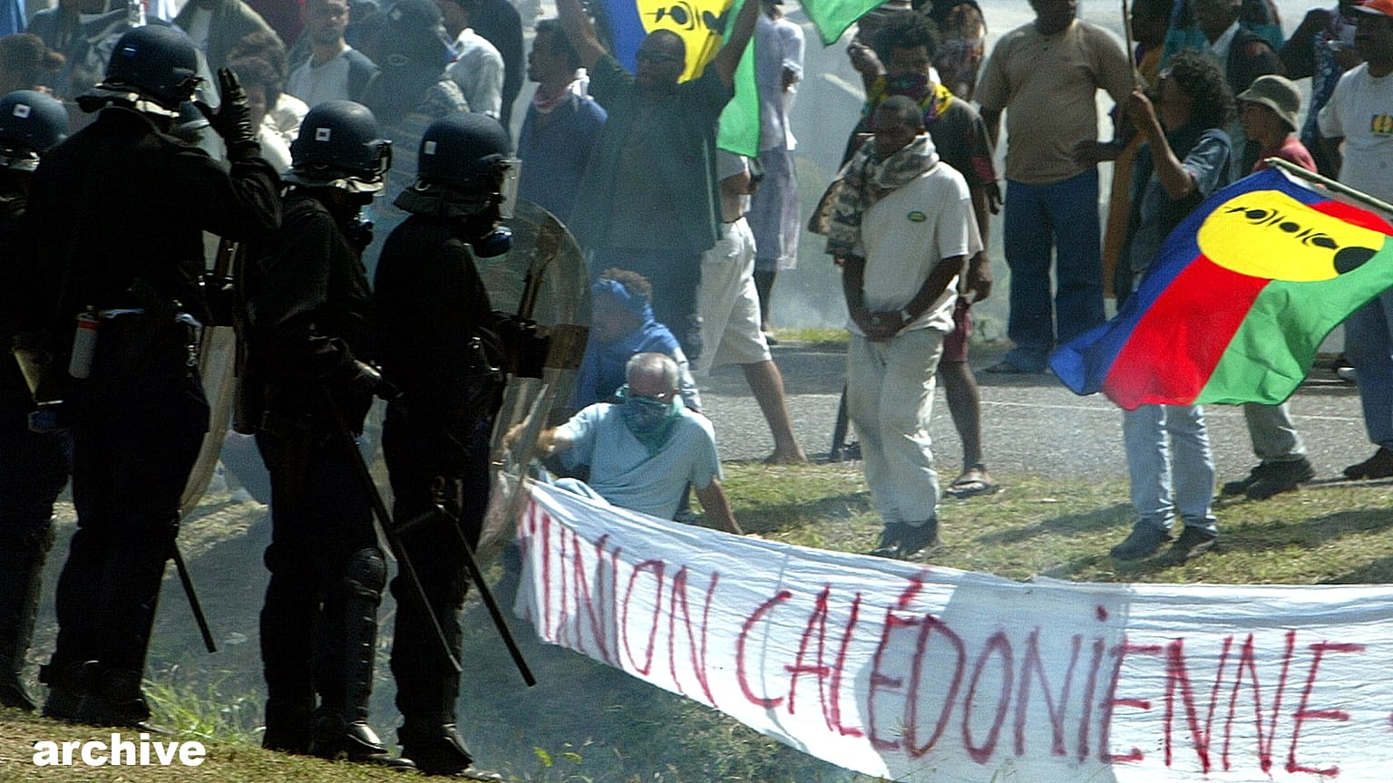 Des Kanak manifestent à Koné en 2003