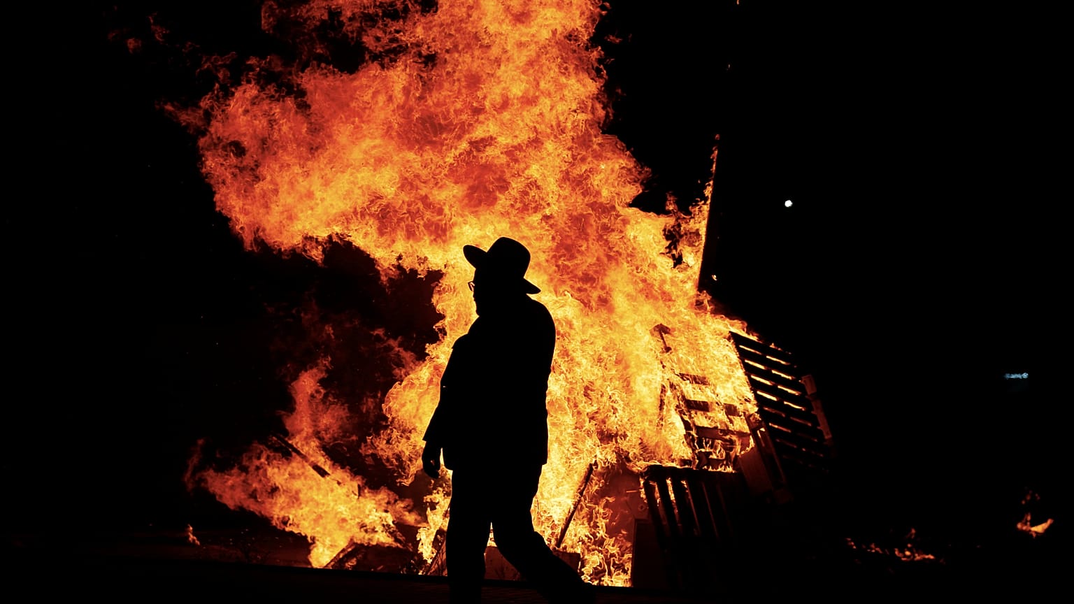 La explosión de una hoguera en una fiesta judía deja al menos 10 heridos