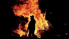 La explosión de una hoguera en una fiesta judía deja al menos 10 heridos