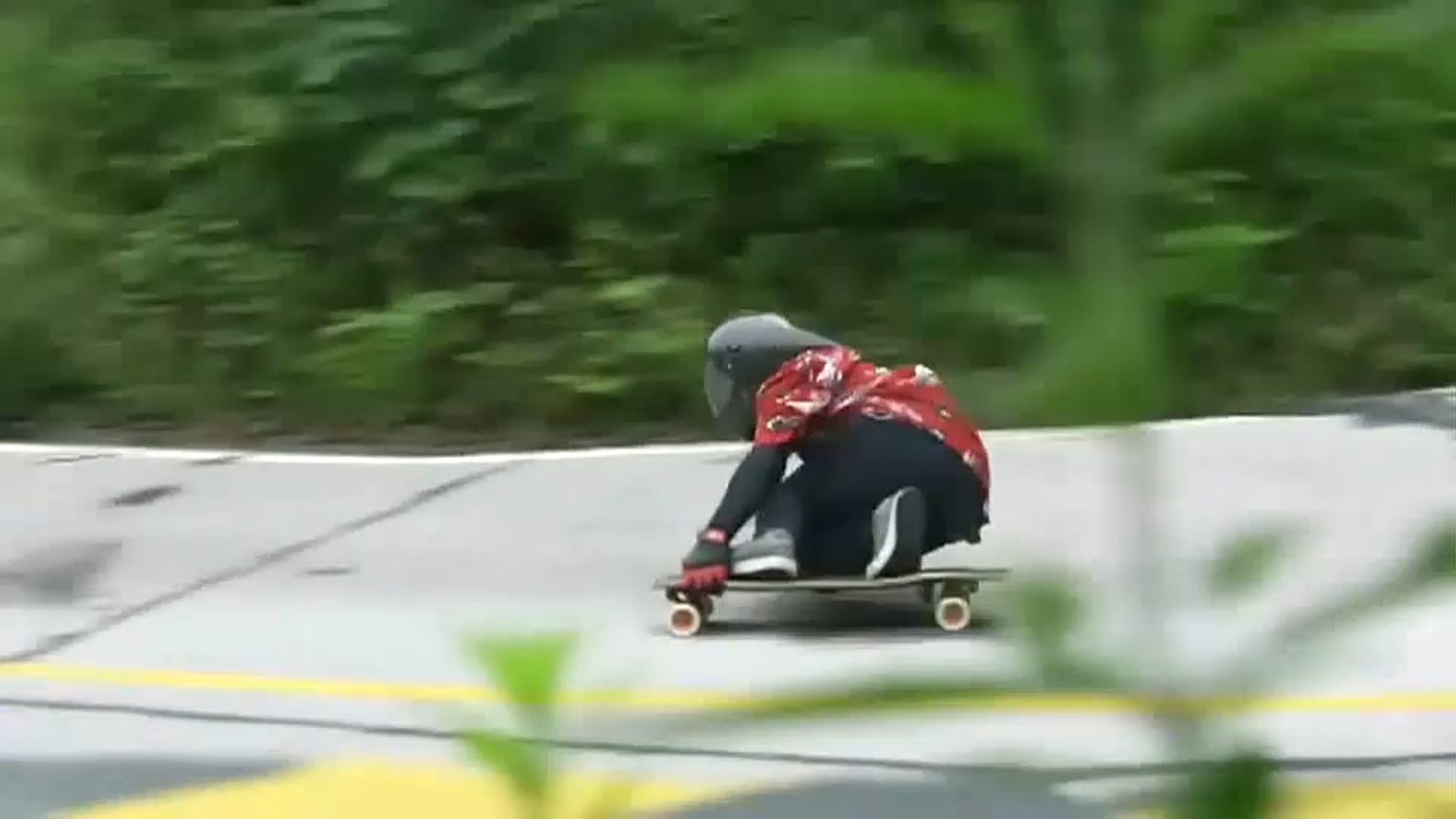 Chine : Il descend de la montagne... en longboard