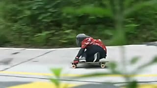 Chine : Il descend de la montagne... en longboard