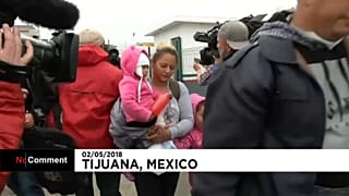 Un gruppo di donne e bambini hanno attraversato il Messico per entrare negli Usa