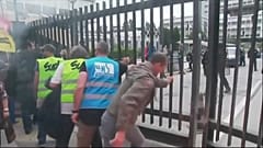SNCF-Mitarbeiter öffnen einer Tor zur Regionalverwaltung.