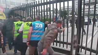 SNCF-Mitarbeiter öffnen einer Tor zur Regionalverwaltung.