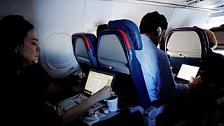 أمريكا تطالب مطارات العالم بتفتيش أكثر صرامة لأجهزة المسافرين الإلكترونية 