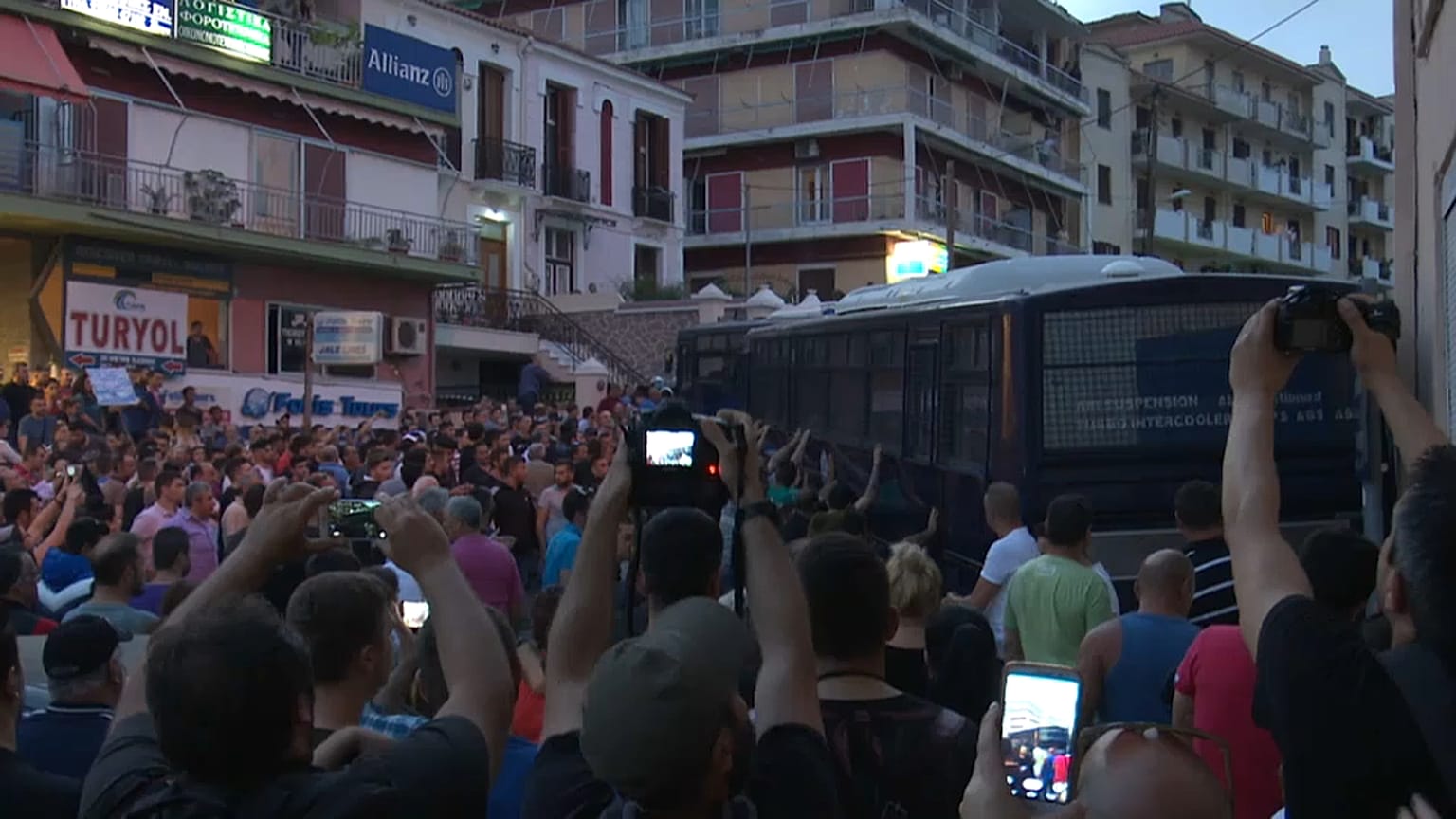 Grecia: Tsipras visita l'isola di Lesbo, proteste della popolazione
