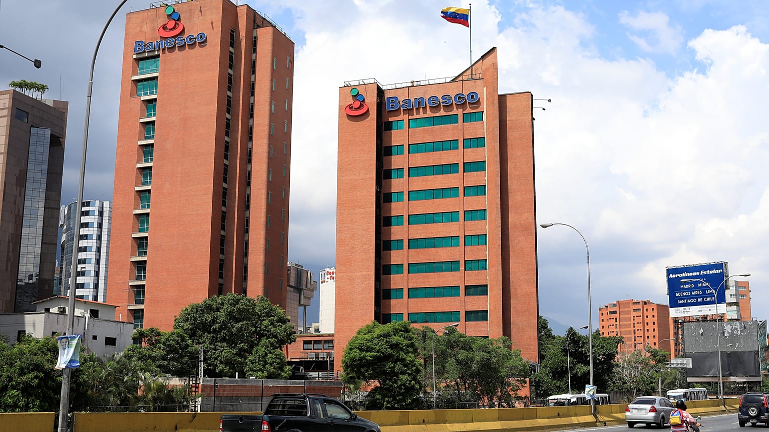 Venezuela interviene Banesco, el mayor banco privado del país