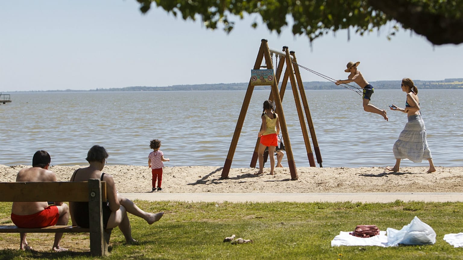 Nyárias meleg a keszthelyi strandon 2018. április 21-én