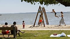 Nyárias meleg a keszthelyi strandon 2018. április 21-én