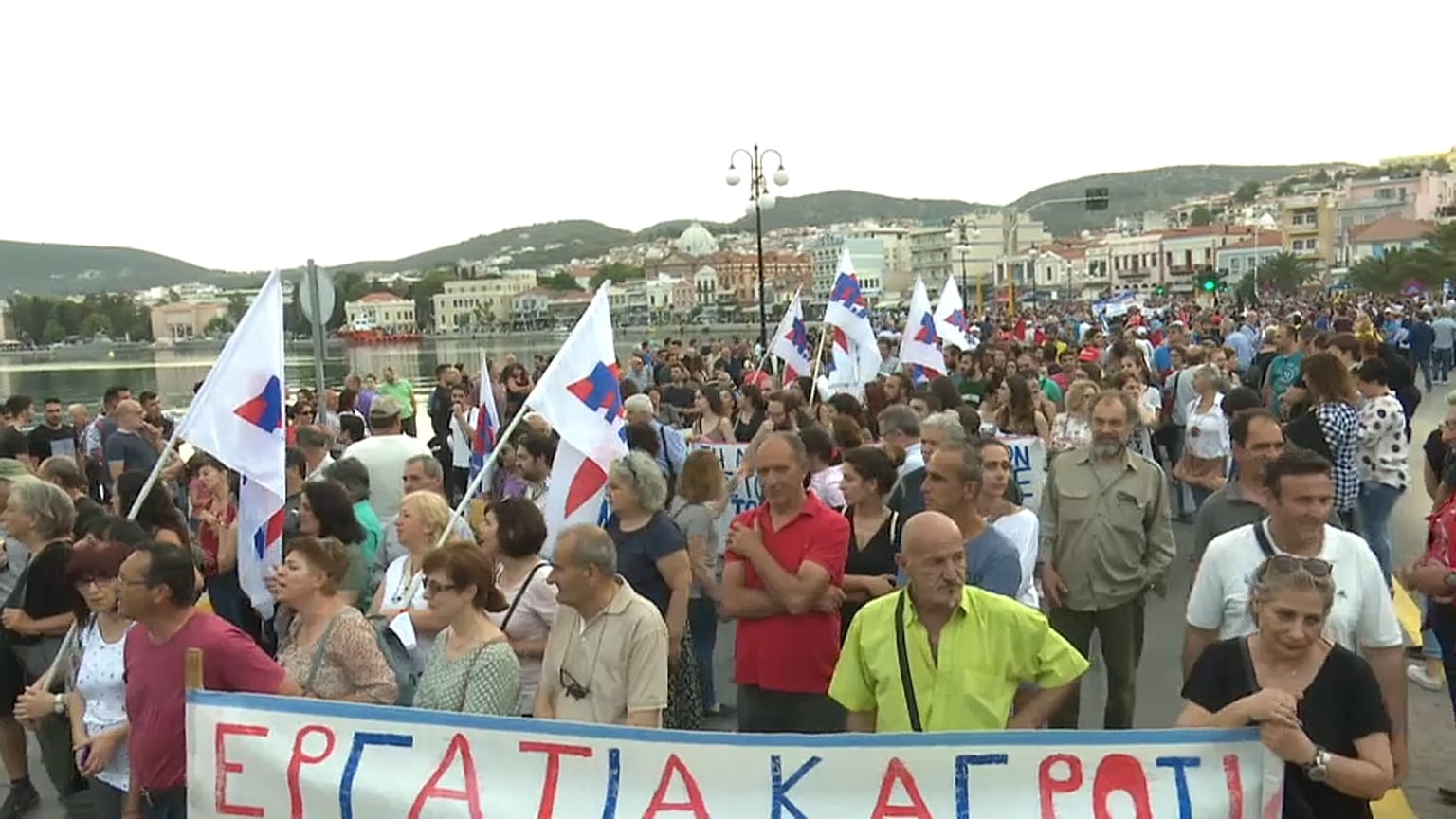 Tsipras recebido com protestos em Lesbos