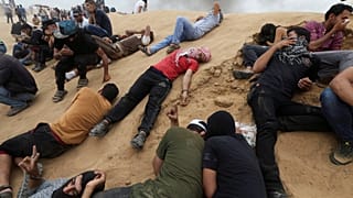 1100 مصاب جراء إطلاق إسرائيل الرصاص الحي وقنابل الغاز على متظاهرين فلسطينيين