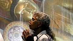 Mulher reza num templo budista do Sri Lanka