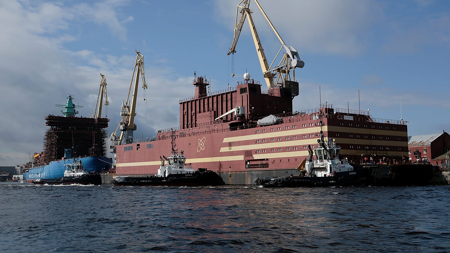 Schwimmendes Atomkraftwerk auf dem Weg ins Eismeer