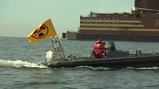 Greenpeace contro la "centrale nucleare galleggiante"