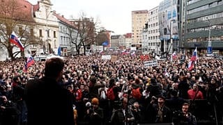 Στους δρόμους κατά της κυβέρνησης