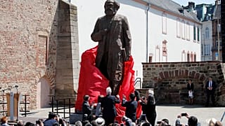 Trier enthüllt Karl-Marx-Statue zum 200-jährigen Geburtstag