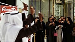 رویترز: احتمال پایان تفکیک جنسیتی در اماکن عمومی عربستان 
