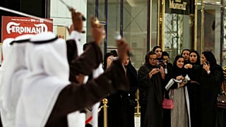 رویترز: احتمال پایان تفکیک جنسیتی در اماکن عمومی عربستان 