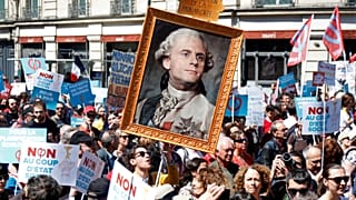 Parigi, migliaia in piazza per fare "la festa a Macron"