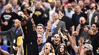 Play-offs : "King James" stratosphérique face à Toronto