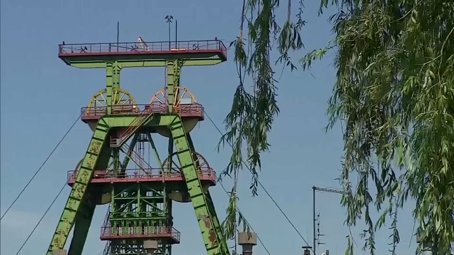 One dead, four missing after unprecedented tremor traps Polish miners underground