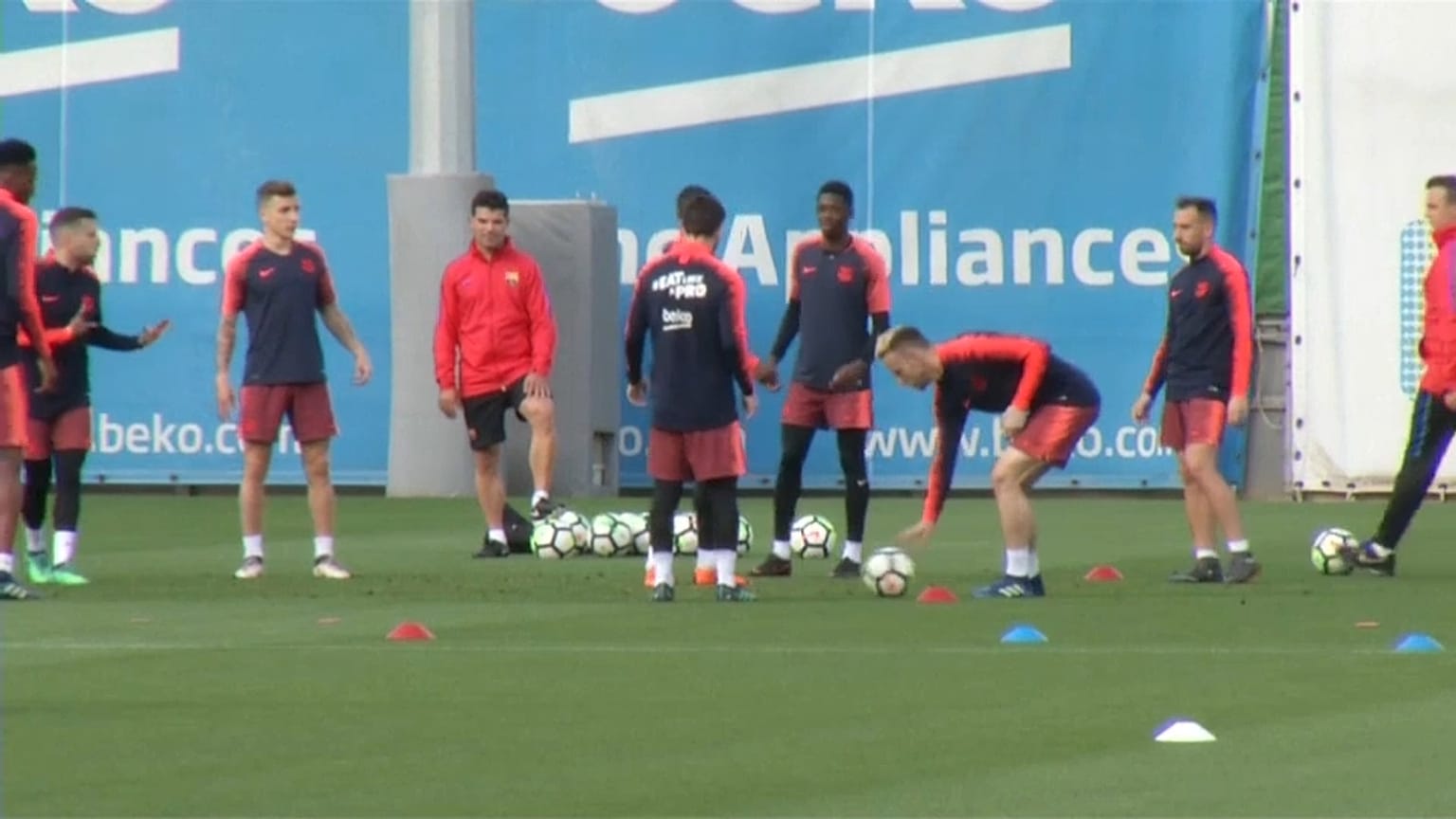 برشلونة يستضيف ريال مدريد بعد أن حسم مصير لقب بطل الدوري