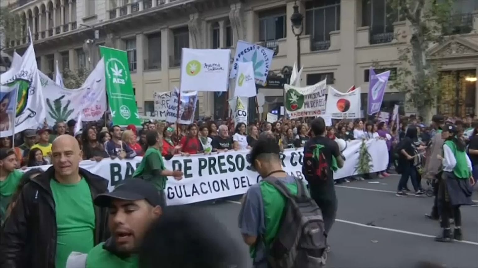 Il sudamerica in strada per la marijuana libera