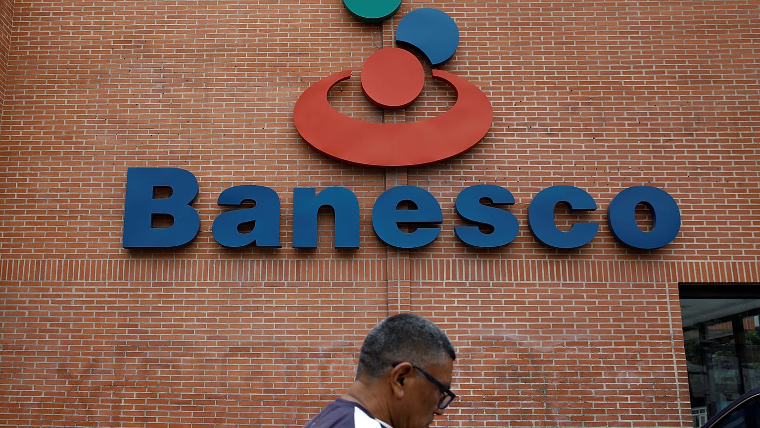 Nicolas Maduro contro le banche private