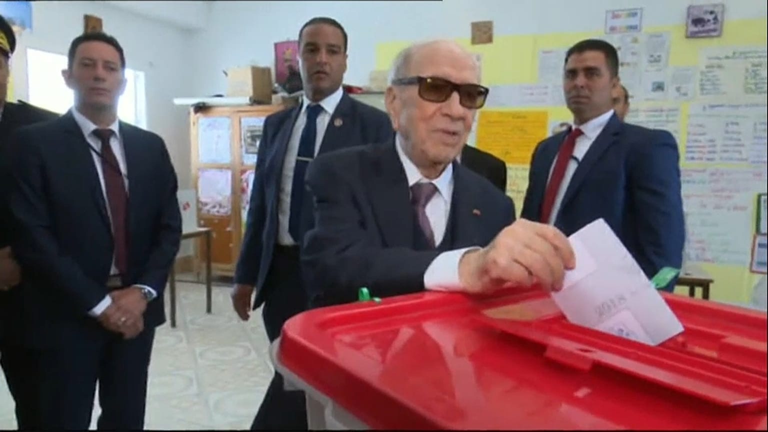 Tunisia's president votes in local elections